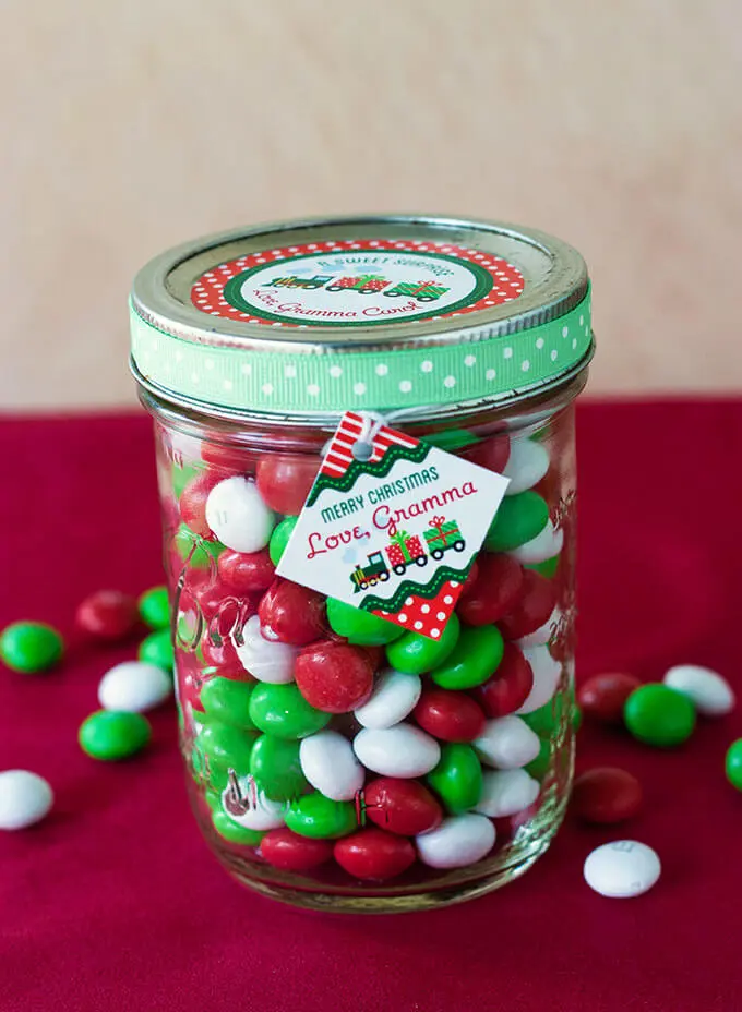 confezionare un buono regalo in un barattolo riempito di caramelle