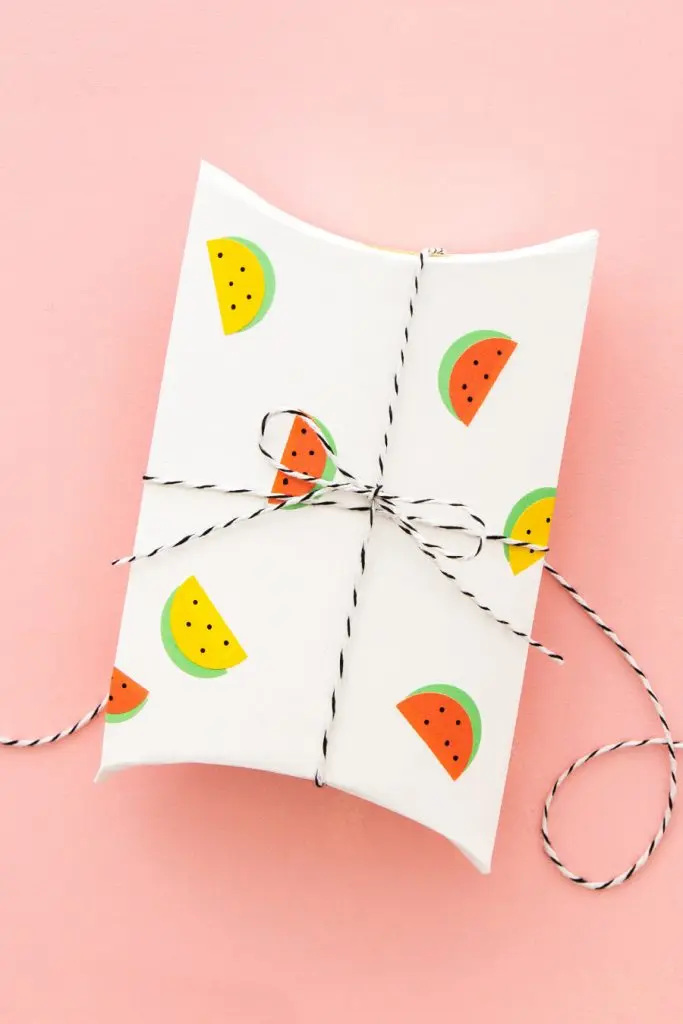 buono regalo incartato usando una scatola e delle etichette adesive da ufficio